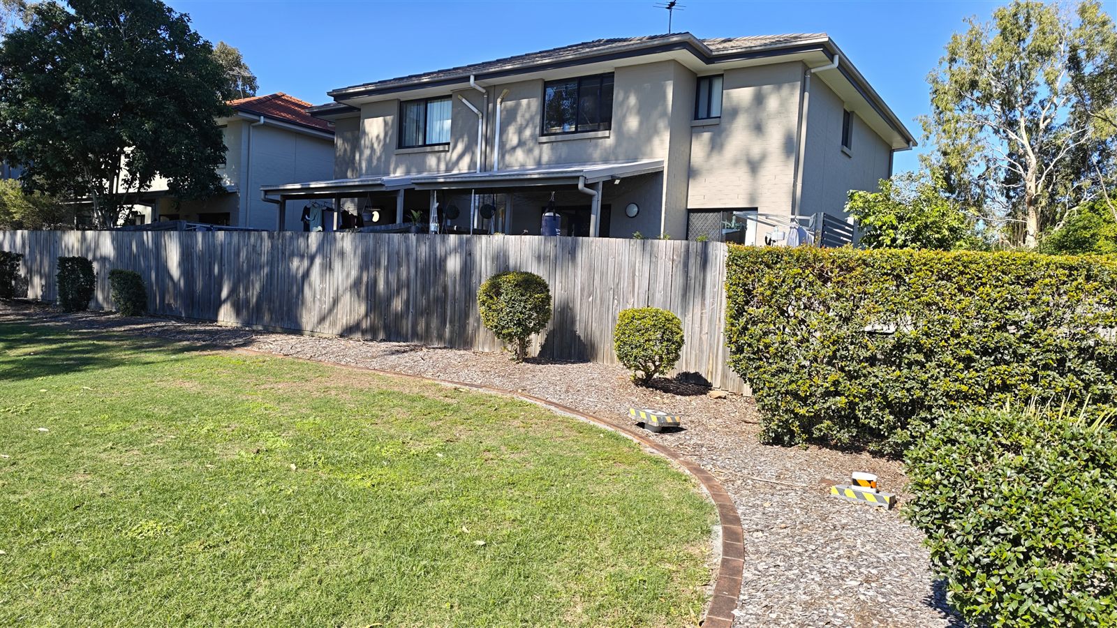 Shared lawn and hedges at AcaciaFields